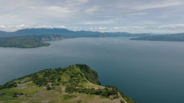 Toba Gölü 'nün havadan görünüşü ve dağlarda pirinç tarlaları. Sumatra, Endonezya.