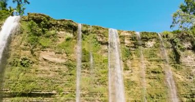 Tropikal bir ormanda şelale. Niludhan Şelalesi. Zenciler, Filipinler.