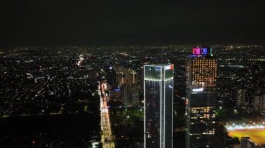 Jakarta, Endonezya - 11 Ekim 2022: Gökdelenleri ve gece aydınlığı olan Jakarta 'nın hava aracı.