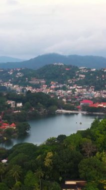 Kandy şehri, Sri Lanka ormanlarla kaplı dağların arasında. Dikey video.