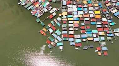 Borneo adasındaki balıkçı köyünün insansız hava aracı. Denizdeki tesislerde evleri var. Sandakan, Malezya.