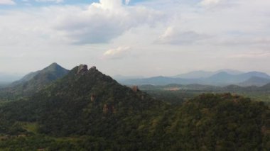 Ormanla kaplı dağ tepeleri olan dağ manzarası. Dağların yamaçlarında hep yeşil bitkiler olur. Sri Lanka.