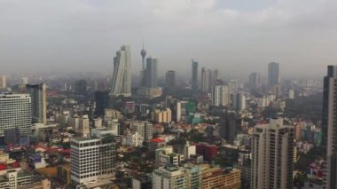 İş ve ofis binalarıyla Colombo şehrinin havadan görünüşü.