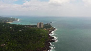 Plajları ve otelleri olan turist kıyıları. Unawatuna, Sri Lanka.