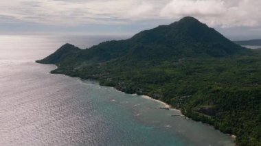 Ormanı ve mavi denizi olan bir ada. Ah, Endonezya.