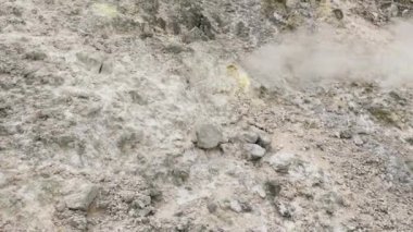 Buharlı sülfürik fümerollü Sibayak volkan krateri. Berastagi, Sumatra. Endonezya.