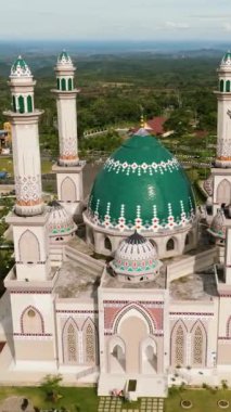 Sumatra 'daki güzel caminin hava aracı. Mescid Agung Syahrun Nur Tapanuli Selatan. Endonezya 'da. Dikey video.