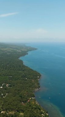Plajları ve otelleri olan Bali kıyıları. Endonezya 'da. Dikey video.