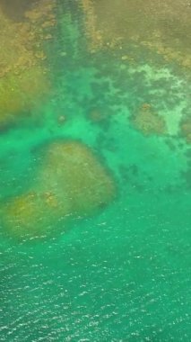 Mercan ve mercan resiflerinde turkuaz lagün yüzeyi, metin için uzayı kopyalayın. Üst manzara şeffaf turkuaz okyanus su yüzeyi. arkaplan dokusu.