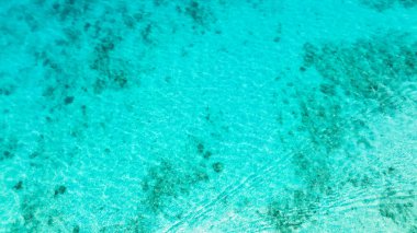 Üst manzara şeffaf turkuaz okyanus su yüzeyi. Gölde deniz suyu yüzeyi.