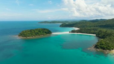 Turkuaz suyu olan güzel bir deniz manzarası sahili. Kelambu Sahili. Borneo, Malezya.