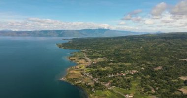 Samosir 'in hava aracı, Endonezya' nın Sumatra adasının kuzeyinde yer alan Toba Gölü 'nde bulunan büyük bir volkanik adadır.