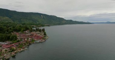 Toba Gölü ve Samosir Adası 'nın en üst manzarası. Tuk Tuk geleneksel köy ve turizm merkezi. Sumatra, Endonezya. Tropikal manzara.