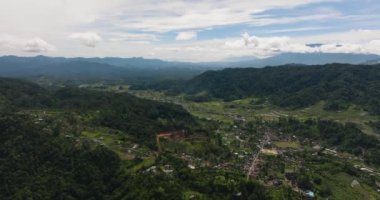 Dağlık bir eyalette yağmur ormanları ve tarım arazileri olan dağlar. Sumatra. Endonezya.