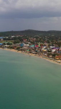 Trincomalee, Sri Lanka sahil beldesinin panoraması. Şehir plajı ve oteller. Dikey video.