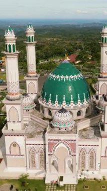 Sumatra 'daki güzel caminin hava aracı. Mescid Agung Syahrun Nur Tapanuli Selatan. Endonezya 'da. Dikey video.