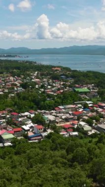 Palawan Adası 'ndaki Puerto Princesa şehrinin yerleşim alanının en üst görüntüsü. Filipinler.