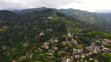 Ella 'nın dağların ve çay evlerinin arasındaki en iyi manzarası. Sri Lanka.