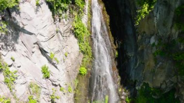 Tropikal dağ ormanındaki şelalenin havadan görünüşü. Ağır çekim. Zenciler, Filipinler.