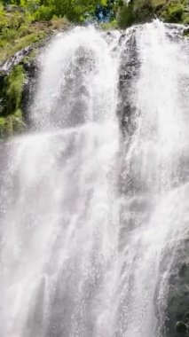 Ormanla çevrili bir dağ kanyonunda şelalenin insansız hava aracı. Ağır çekim. Balea Şelalesi ormanda. Zenciler, Filipinler.