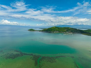 Zenci Adası kıyılarının en üst manzarası. Çiftlik arazisi ve kasabası. Zenciler, Filipinler.