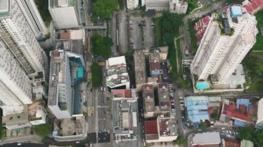 Kuala Lumpur, Malezya - 11 Eylül 2022: Kuala Lumpur şehrinin en üst sokak ve gökdelenleri.