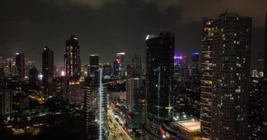 Jakarta şehrinin gökdelenli gece manzarası.
