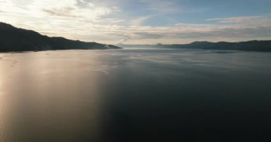 Toba Gölü ve Samosir Adası yukarıdan gün batımı manzaralı. Sumatra, Endonezya.