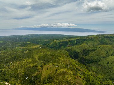 Zenci Adası 'nın şehirleri ve tarım arazileri olan kıyı şeridi manzarası. Filipinler.