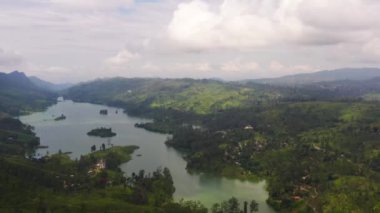 Dağlarda çay tarlaları olan tepelerin arasındaki göl manzarası. Maskeliya, Castlereigh, Sri Lanka.