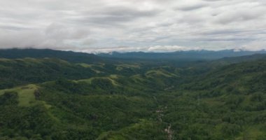 Sumatra, Endonezya 'da yeşil bitki örtüsü ve ağaçları olan dağların ve tepelerin hava aracı..