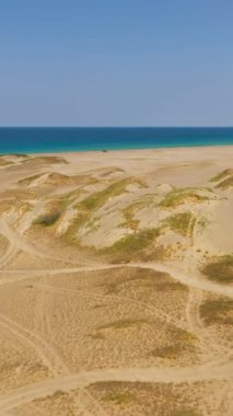 Kumsal ve mavi okyanus. Ilocos Norte, Filipinler.