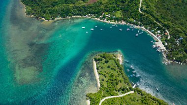 Limanın en üst manzarasında demirli tekneler ve yatlar var. Zenciler, Filipinler.