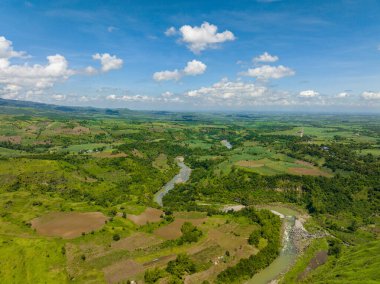 Nehrin Nehir İHA 'sı Negros adasındaki bir kanyonda. Filipinler.