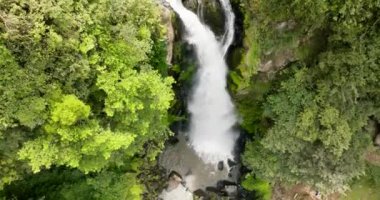 Ormanlardaki şelalenin havadan görünüşü. Sikulikap Şelalesi bir dağ geçidinde. Sumatra, Endonezya.