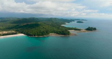 Yağmur ormanları ve kumlu plajlarla kaplı Borneo adasının hava manzarası. Borneo, Malezya.
