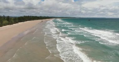 Güzel bir plajı olan tropikal manzaranın havadan görünüşü. Kimihang plajı. Borneo, Sabah, Malezya.