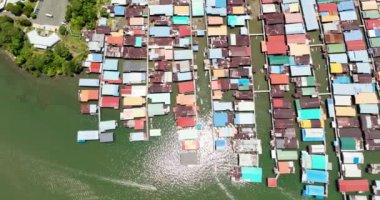 Balıkçı köyünün havadan görünüşü, deniz kenarlarında tahta evler. Sandakan, Borneo. Malezya.