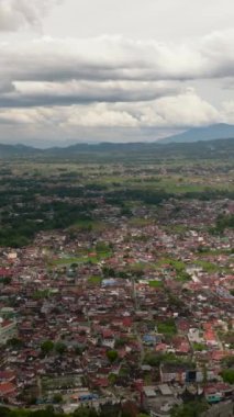 Bukittinggi 'nin hava aracı yoğun olarak inşa edilmiş bir şehirdir, popüler bir turizm merkezidir. Sumatra. Endonezya 'da. Dikey video.
