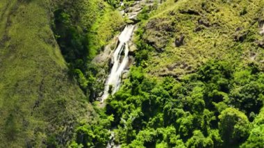 Ormanla çevrili bir dağ kanyonunda tropik bir şelale. Efrata Şelalesi. Sumatra. Samosir, Endonezya.