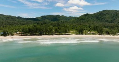 Güzel kumlu sahil ve yukarıdan mavi deniz manzaralı kıyı şeridi. Sabah, Borneo, Malezya.