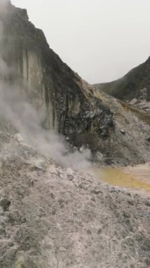 Sibayak Dağı 'nın hava aracı Berastagi şehrine hükmeden bir stratovolcano' dur. Sumatra. Endonezya 'da. Dikey video.