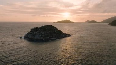 Okyanusun üzerindeki renkli günbatımı sırasında tropikal adalar. Seyşeller, Mahe.