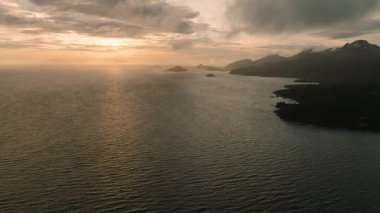 Gün batımında Mahe Adası 'nın kıyısında. Seyşeller.