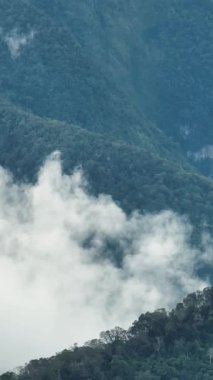 Gün batımında sis ve bulutlarla kaplı dağların hava aracı. Zenciler, Filipinler