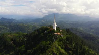 Ambuluwawa Kulesi 'nin insansız hava aracı Sri Lanka' da dört dinden oluşan bir tapınaktır. Kule, yüksek bir dağda, ormanın üstünde yükselir..