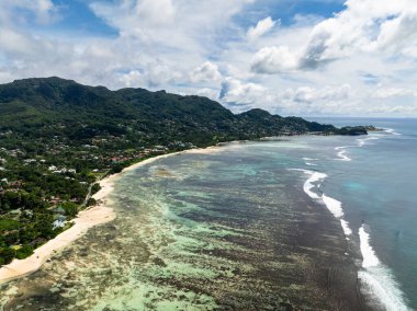 Güzel bir plajı olan tropik bir manzara. Seyşeller, Mahe Adası.