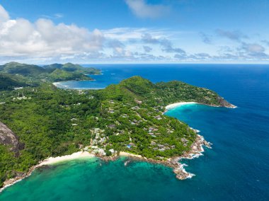 Tropik bir adada güzel plajları olan bir sahil. Seyşeller, Mahe.