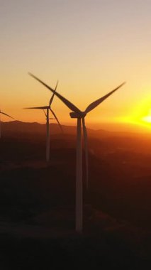 Gün batımında Deniz Kıyısındaki Rüzgar Türbini Güç Jeneratörlerinin hava görüntüsü. Alternatif Yenilenebilir Enerji. Filipinler.