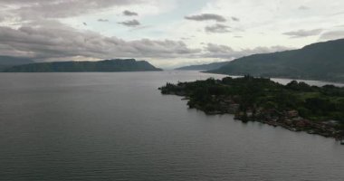 Gün batımında Toba Gölü ve Samosir Adası. Sumatra, Endonezya.